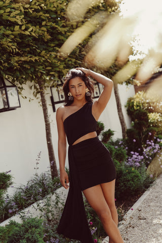 Cut out one shoulder jurk zwart - Yasmin