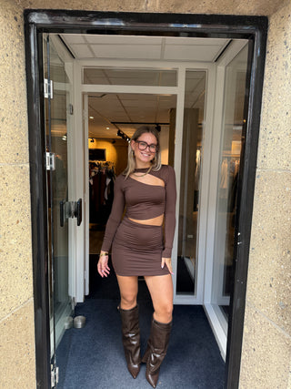 Cut out jurk met lange mouw bruin - Suus