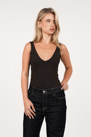 Basic stretch body met lage hals bruin - Juliette