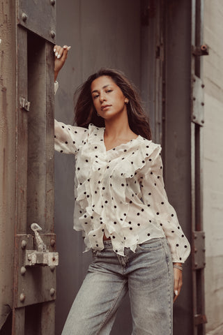 Blouse met stippen en ruffles beige - Cleo