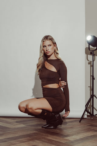 Cut out jurk met lange mouw bruin - Suus