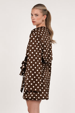 Satijnen jurk met overslag en stippen bruin - Ella