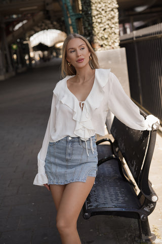 Witte blouse met ruffles en strikjes - Peggy