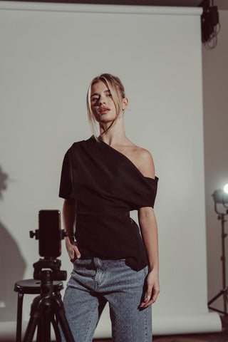One shoulder top asymmetrisch zwart - Tessa