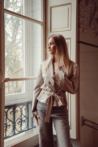Cropped blazer met ceintuur taupe - Becca