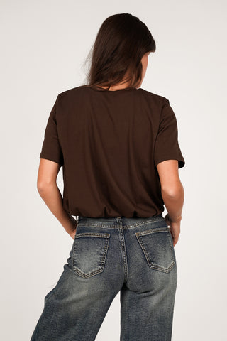 Kurzes, gerafftes T-Shirt in Braun - Rowen