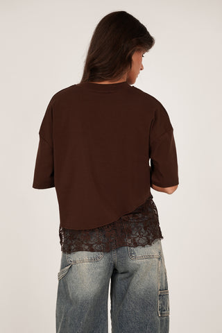 Oversize T-shirt z koronkowym dołem w kolorze czekoladowym - Elvia