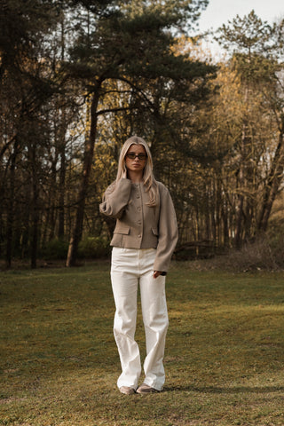 Top aangesloten met knopen taupe - Aylin