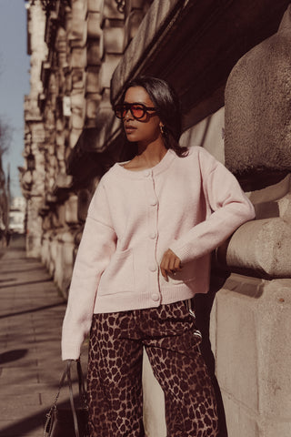 Gebreid vest met knopen licht roze - Ezra