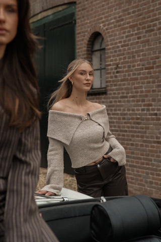 Off shoulder top met buckle taupe - Lotus