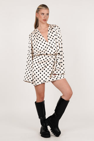 Satijnen jurk met overslag en stippen beige - Ella