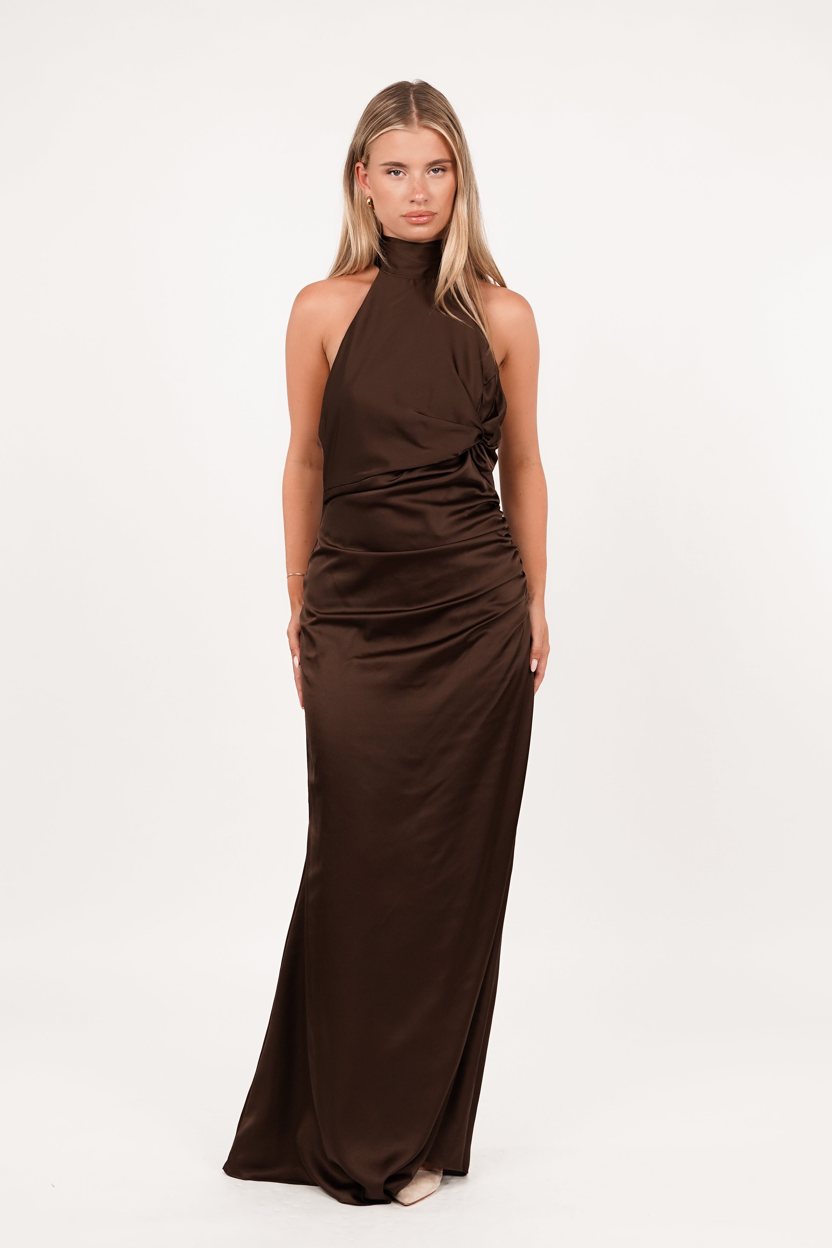 Halter maxi jurk satijn bruin Maxi jurk 2025