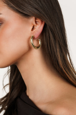 Halve grote oorringen goud met twist - Diva