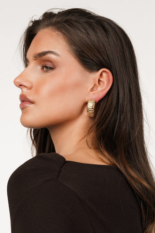 Halve oorringen goud met ribbels - Alara