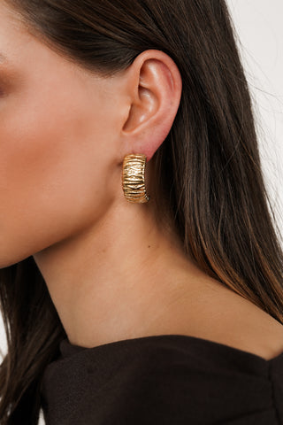 Halve oorringen goud met ribbels - Alara