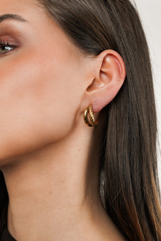 Halve oorringen met twist goud - Dilaya