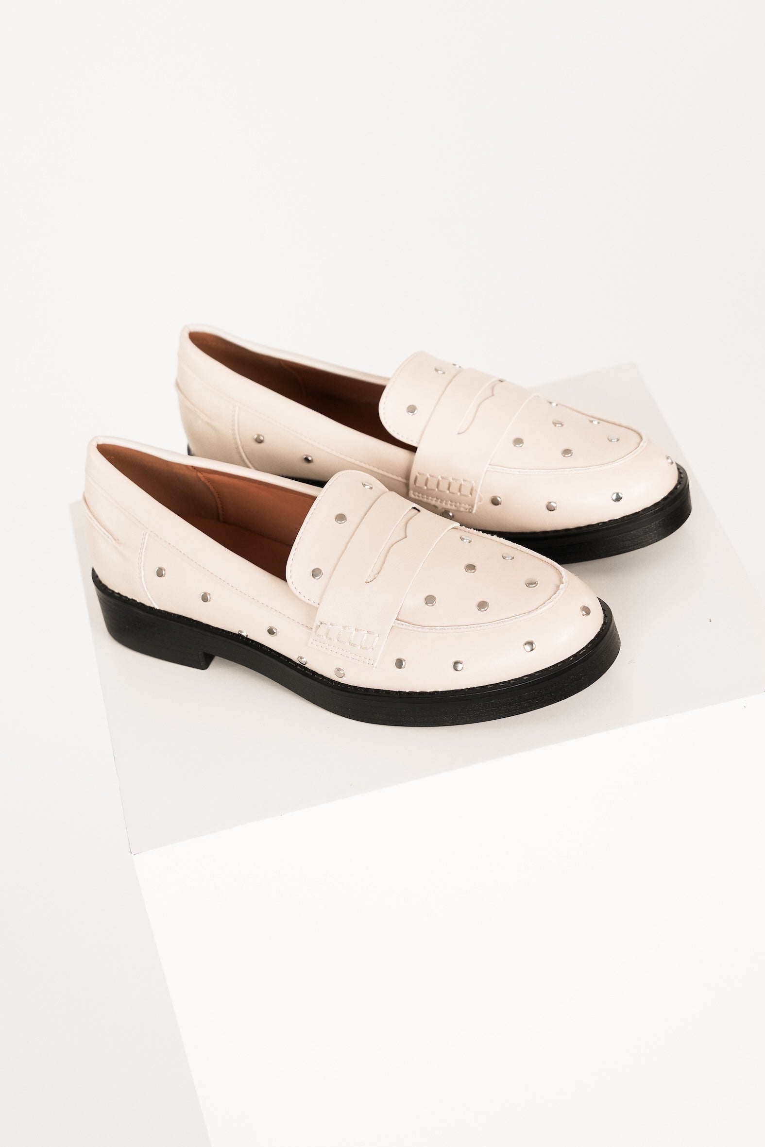 Loafers beige met studs Instapschoenen dames - Main Image