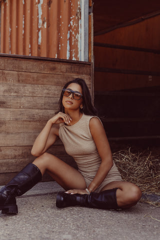 Mouwloze top met knoopdetail camel - California