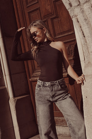 One shoulder body donker bruin - Alwina