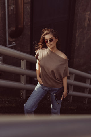 One shoulder top asymmetrisch bruin - Lexia
