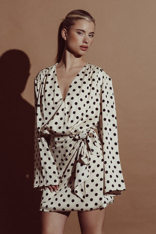 Satijnen jurk met overslag en stippen beige - Ella