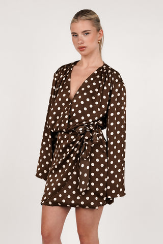 Satijnen jurk met overslag en stippen bruin - Ella