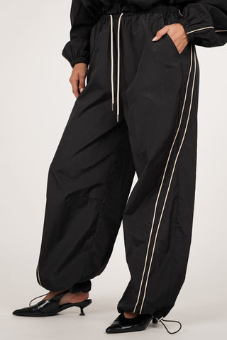 Wijde track jogger zwart - Liza