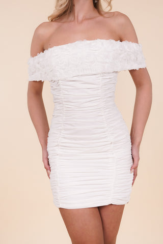 Off shoulder jurkjes met rozen en een gedrapeerde look wit