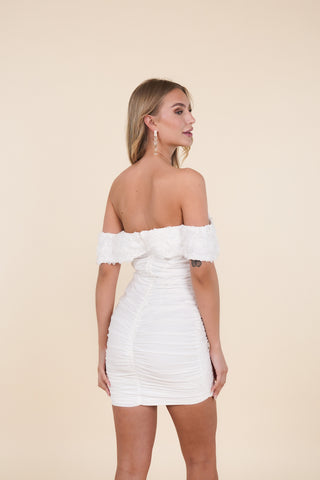 Off shoulder jurkjes met rozen en een gedrapeerde look wit